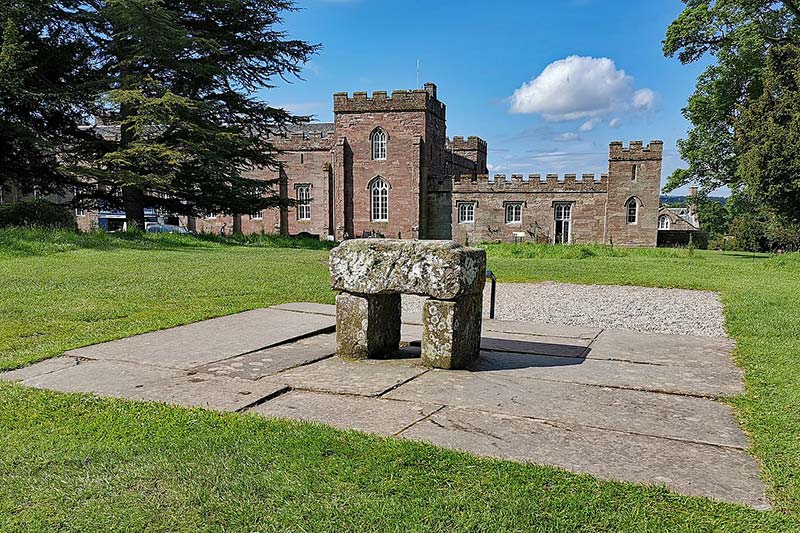 El Palacio de Scone(antigua Abadía) y la réplica de la piedra